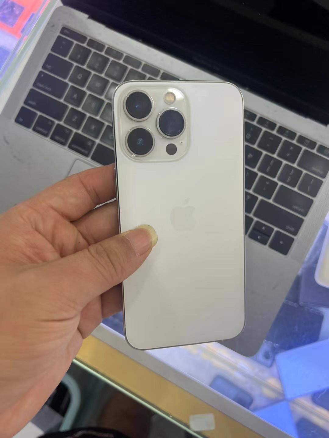 只看背面,你能猜出这是什么手机吗?